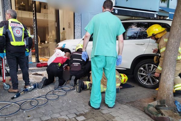 כיכר המדינה: רכב עלה על מדרכה ודרס הולכי רגל