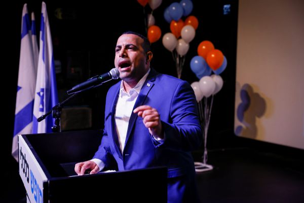 חייב לקבל החלטה: הדד ליין של קארה מתקרב