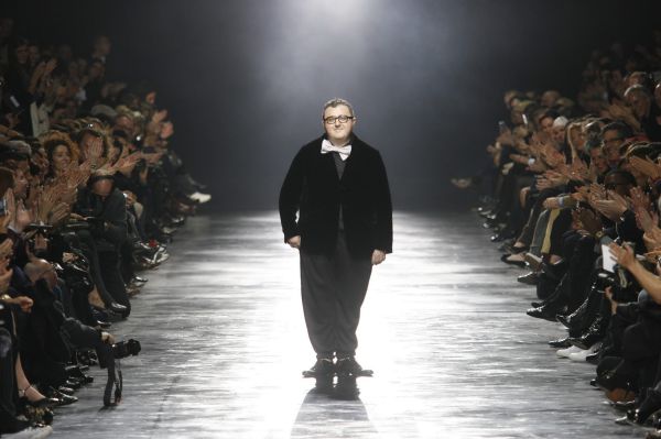 התערוכה לזכר אלבר אלבז, המעצב הישראלי המצליח בעולם