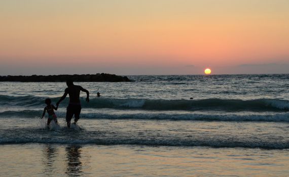 בן 25 טבע בחוף הים בבת ים; מצבו אנוש