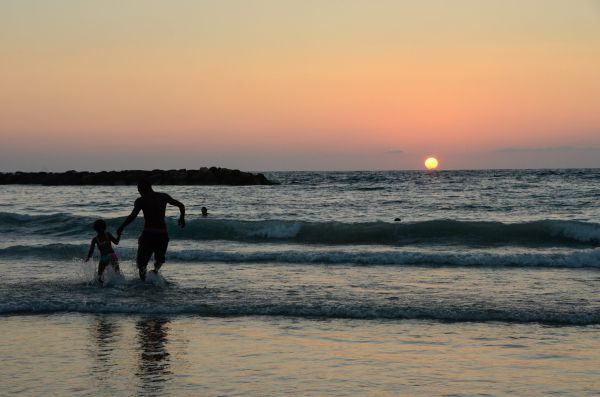 בן 25 טבע בחוף הים בבת ים; מצבו אנוש