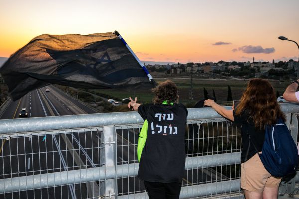 השמאל חוזר לגשרים: "חרדים לגורל המדינה"