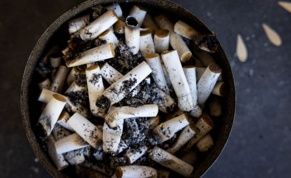 מכה למעשנים: "יש לכלול עישון כמפגע ריח"