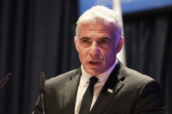 לפיד: "לא אתן שיעמידו לדין לוחם בצה"ל בשביל כפיים"