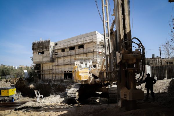 תוך פחות משעה: 2 פועלים נפצעו בנפילה מגובה