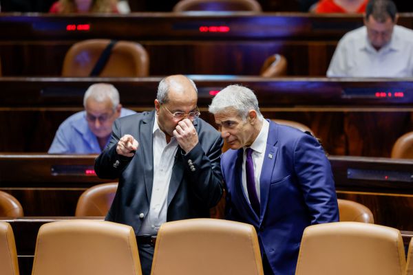 סולחה באופוזיציה: לפיד וטיבי נועדו לפגישת תיאום