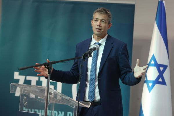 החרדים על פרישת הנדל: ״זה סופו של בעל גאווה״