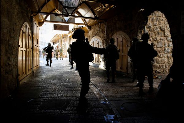 לוחם נפצע בפיגוע דקירה ליד חברון, המחבל חוסל