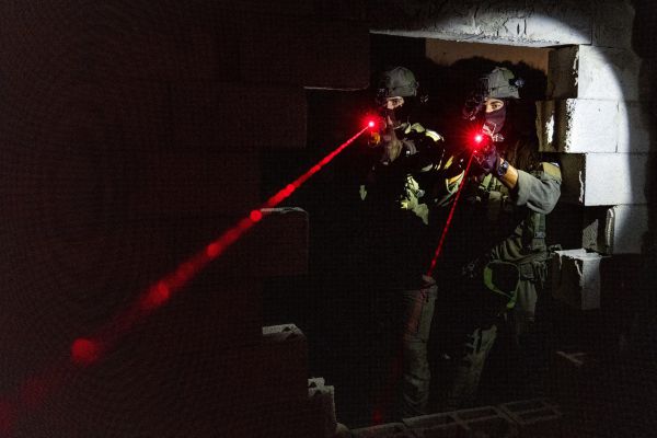 מדרון מושלג: צפו ביחידה שפורצת לבתים בתוך שניות