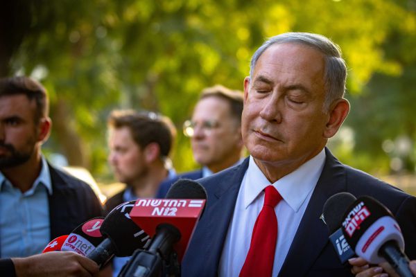 סקר: לפיד נצמד לנתניהו; גוש הימין בשפל של מנדטים