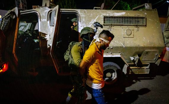 במהלך מעצר מבוקש: מחבל ניסה להשליך מטען – ונהרג