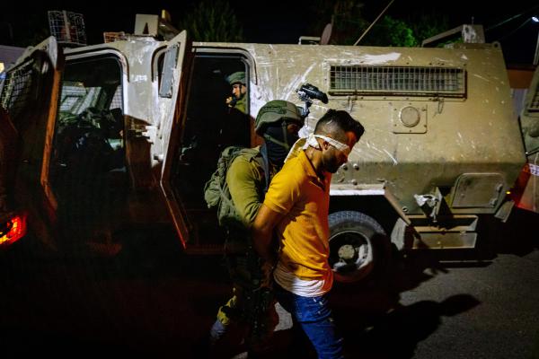 במהלך מעצר מבוקש: מחבל ניסה להשליך מטען – ונהרג