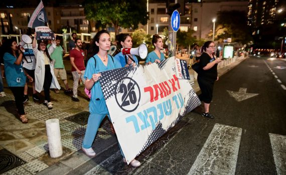 לפיד הורה על יישום מיידי לקיצור התורניות למתמחים