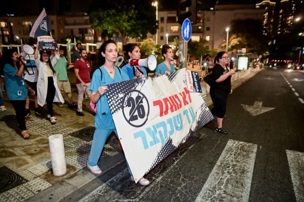 לפיד הורה על יישום מיידי לקיצור התורניות למתמחים