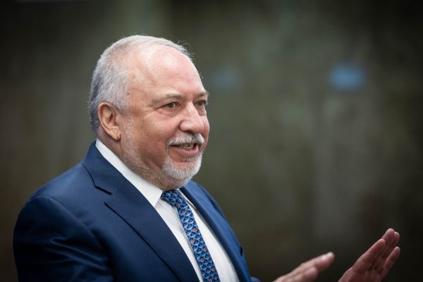 יוסי כמיסה הגיש קובלנה פלילית נגד אביגדור ליברמן