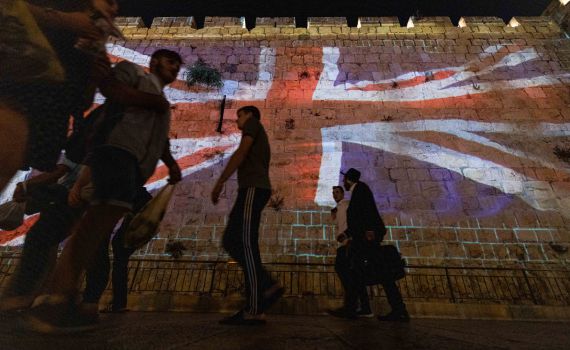 בבריטניה מודים: המלחמה מוצדקת, המערב חלש