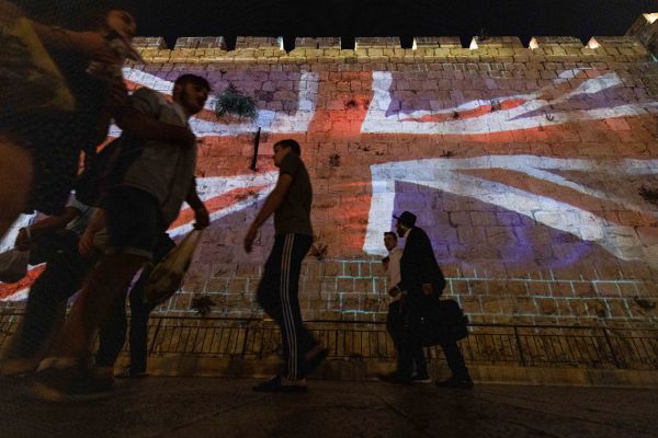 בבריטניה מודים: המלחמה מוצדקת, המערב חלש