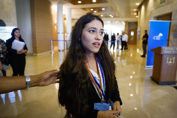 אחרי סערת הדירה: הדר מוכתר בהודעה דרמטית