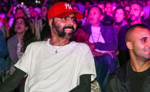 מרגש: ישי ריבו מקדיש שיר לאיציק סעידיאן | צפו