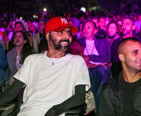 מרגש: ישי ריבו מקדיש שיר לאיציק סעידיאן | צפו