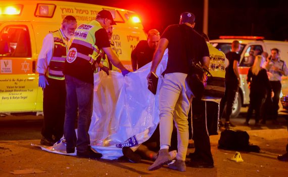 פיגוע דקירה בצומת שילת: 8 פצועים, המחבל נוטרל