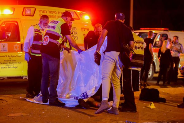 פיגוע דקירה בצומת שילת: 8 פצועים, המחבל נוטרל