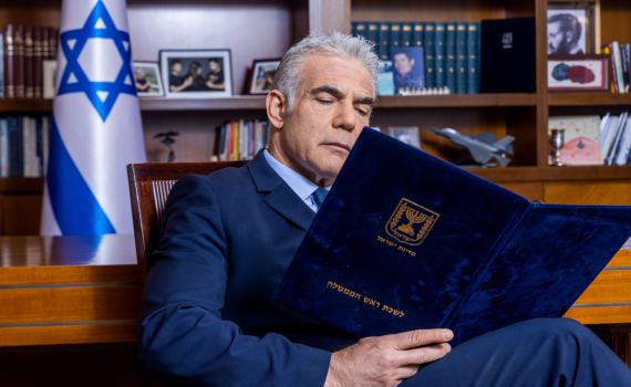 לפיד התאהב בתפקיד ושכח את כל מה שאי פעם אמר