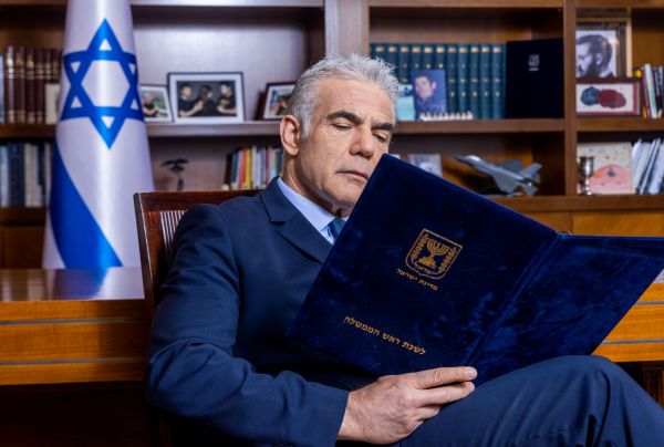 לפיד התאהב בתפקיד ושכח את כל מה שאי פעם אמר