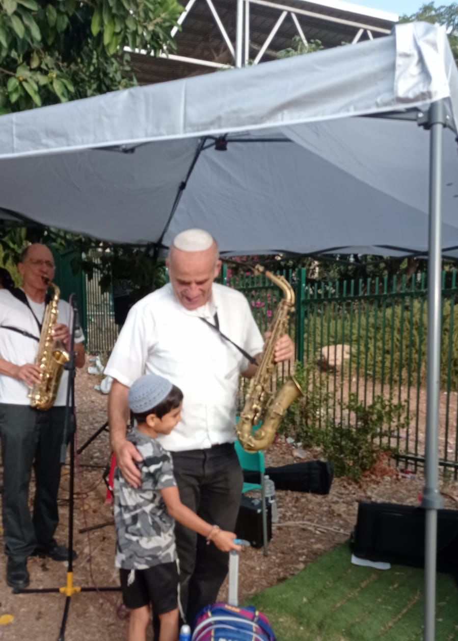 מרגש: הסב ניגן לנכדו ביום הראשון לכיתה א' • צפו