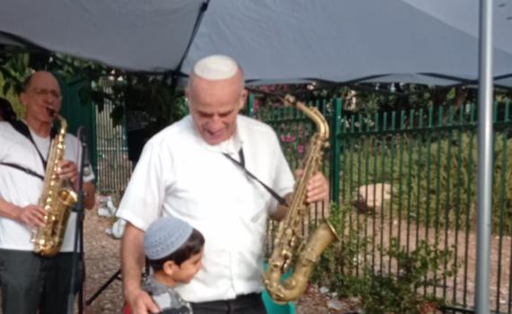 מרגש: הסב ניגן לנכדו ביום הראשון לכיתה א' • צפו