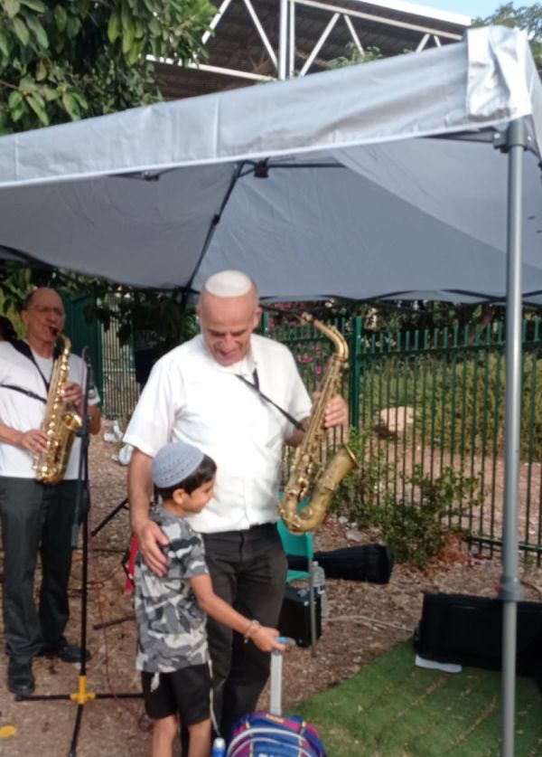 מרגש: הסב ניגן לנכדו ביום הראשון לכיתה א' • צפו