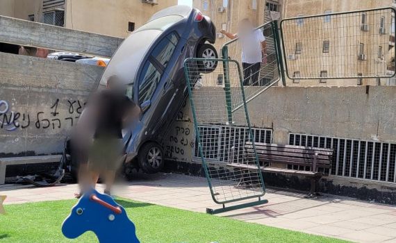 שוב: נהגת פרצה מעקה בטיחות – לתוך גן שעשועים