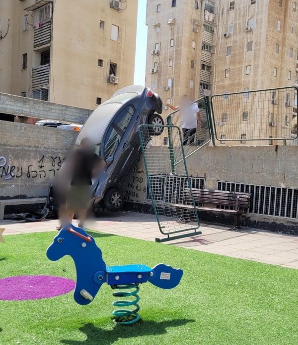 שוב: נהגת פרצה מעקה בטיחות – לתוך גן שעשועים