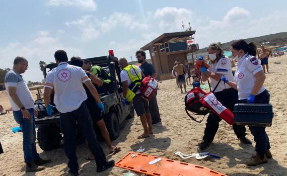 בן 50 נמשה מהמים בחוף פלמחים – מצבו אנוש