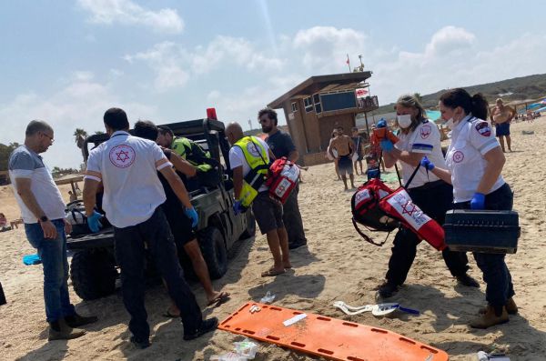 בן 50 נמשה מהמים בחוף פלמחים – מצבו אנוש