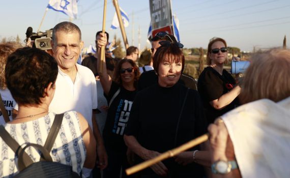 אחרי התקיפה: המפגינים נגד נתניהו חזרו לגשרים