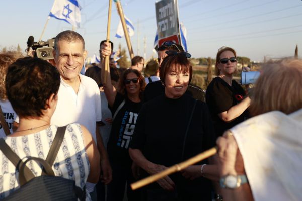 אחרי התקיפה: המפגינים נגד נתניהו חזרו לגשרים