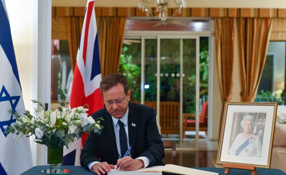 הרצוג: המלכה אליזבת- סמל של יציבות ומגדלור של מוסר