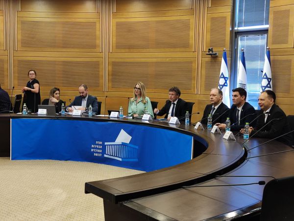 שידור חי: החלה הגשת הרשימות לוועדת הבחירות