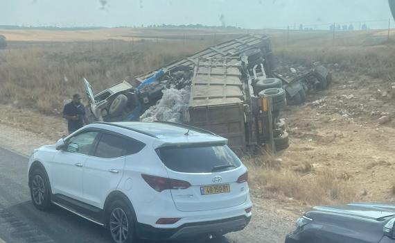 משאית זבל התהפכה בכביש 6; חמישה פצועים במקום