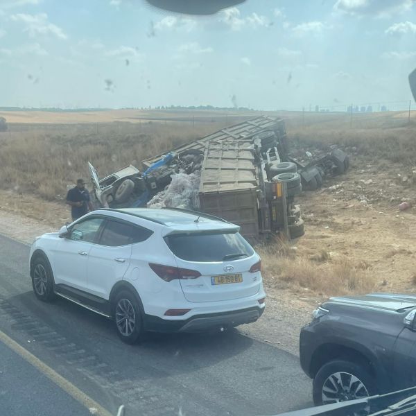 משאית זבל התהפכה בכביש 6; חמישה פצועים במקום