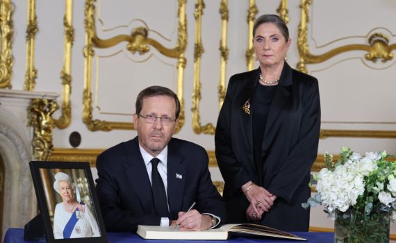 הרצוג: המלכה הייתה מנהיגה שעמדה מעבר לזמן