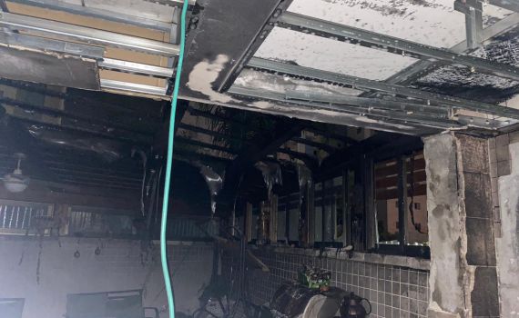 פרגולה הוצתה בחצר הבית; כל הדירה עלתה באש