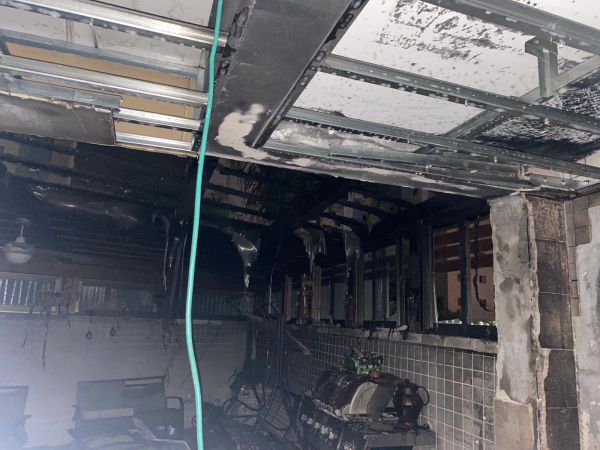 פרגולה הוצתה בחצר הבית; כל הדירה עלתה באש