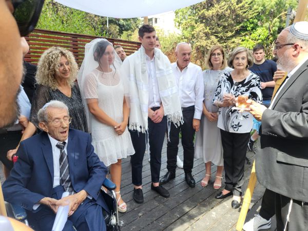 הסב בן ה-102 ביקש, הנכדה הקדימה את החתונה