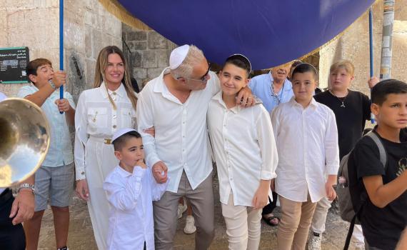 באירוע מצומצם: בנו של הזמר קובי פרץ הגיע למצוות