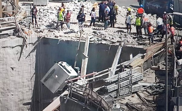 משאית קרסה לתוך בור באתר בניה, פצוע קל במקום