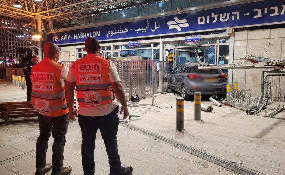 תאונה חריגה: רכב התנגש בתחנת רכבת השלום בת"א