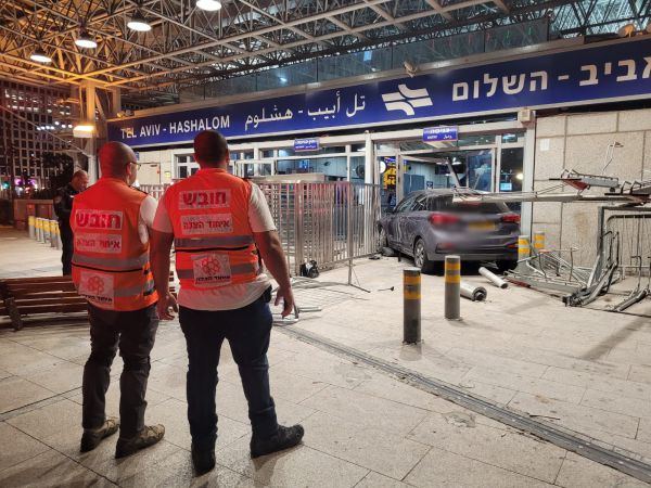 תאונה חריגה: רכב התנגש בתחנת רכבת השלום בת"א