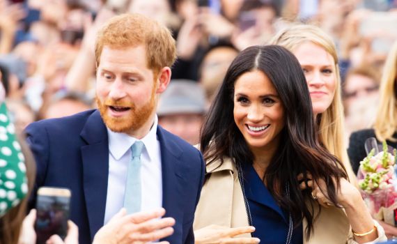 המעריצים בטוחים: כך המלך מנסה להביך את מייגן והארי